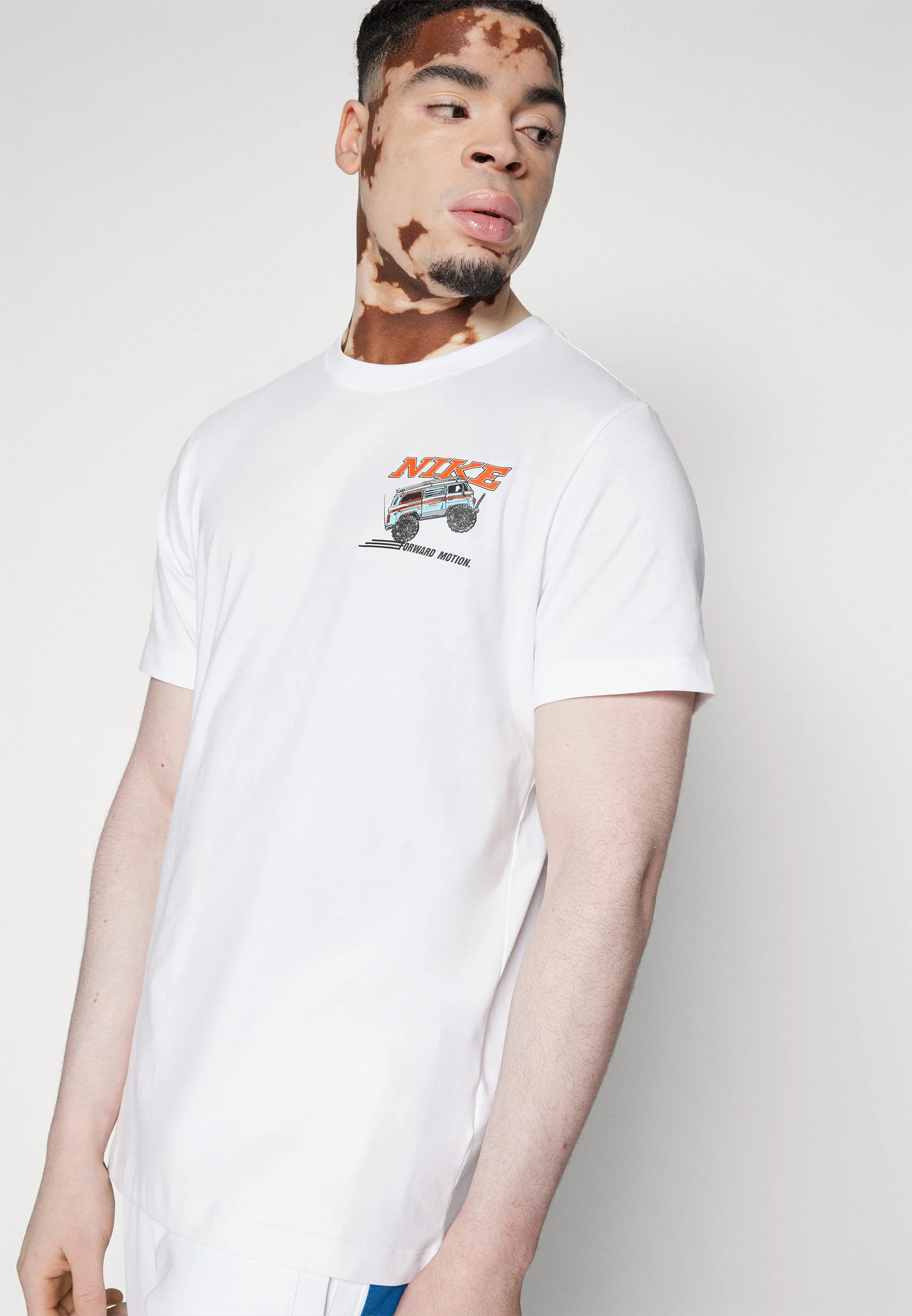 Nike Sportswear RALLY - Camiseta con estampado