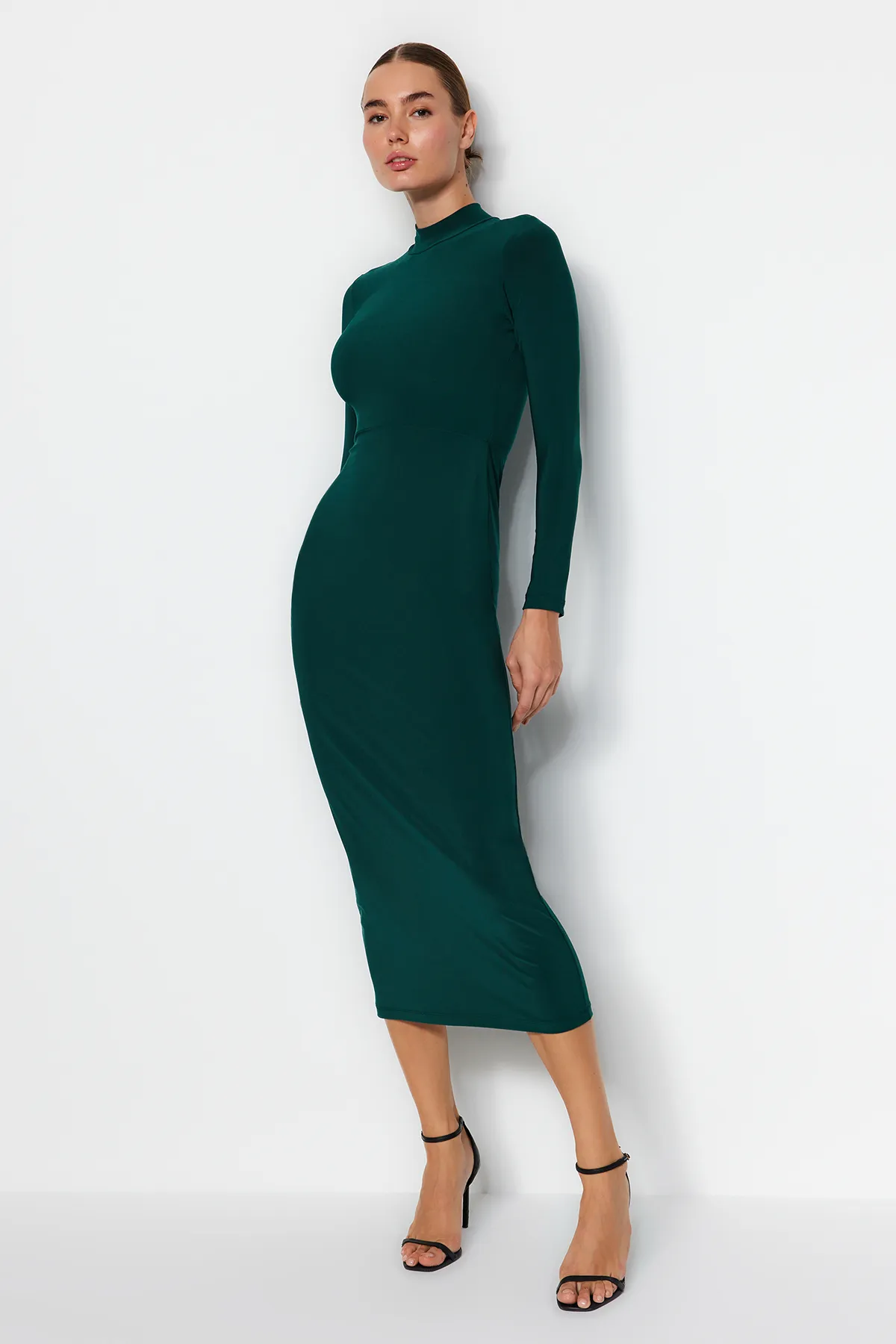 Trendyol Collection  Smaragdgrünes, eng anliegendes, dehnbares Maxi-Strickkleid mit hohem Kragen TWOAW24EL00614