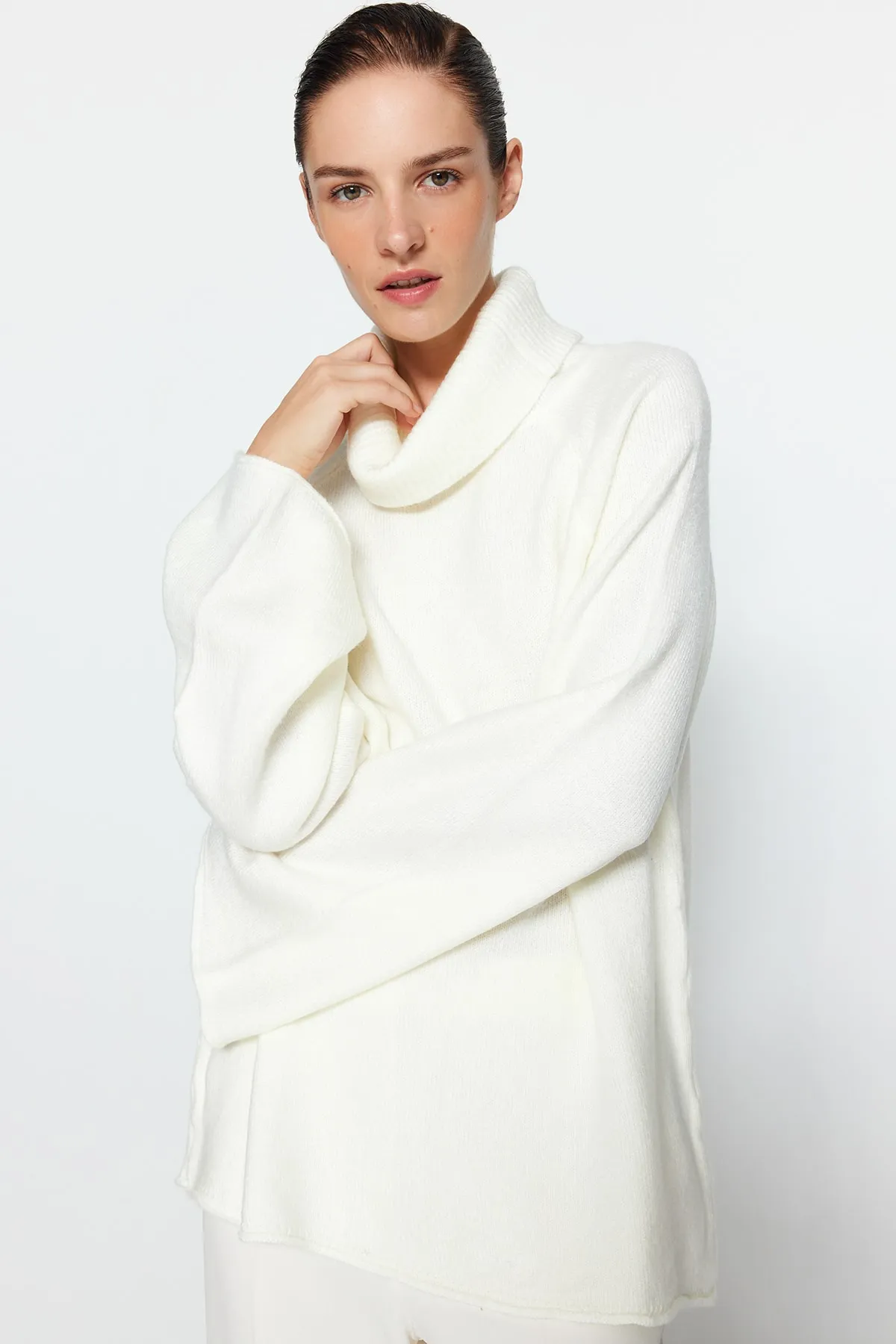 Trendyol Collection  Ecrufarbener Rollkragenpullover mit weicher Struktur TWOAW24KZ00426