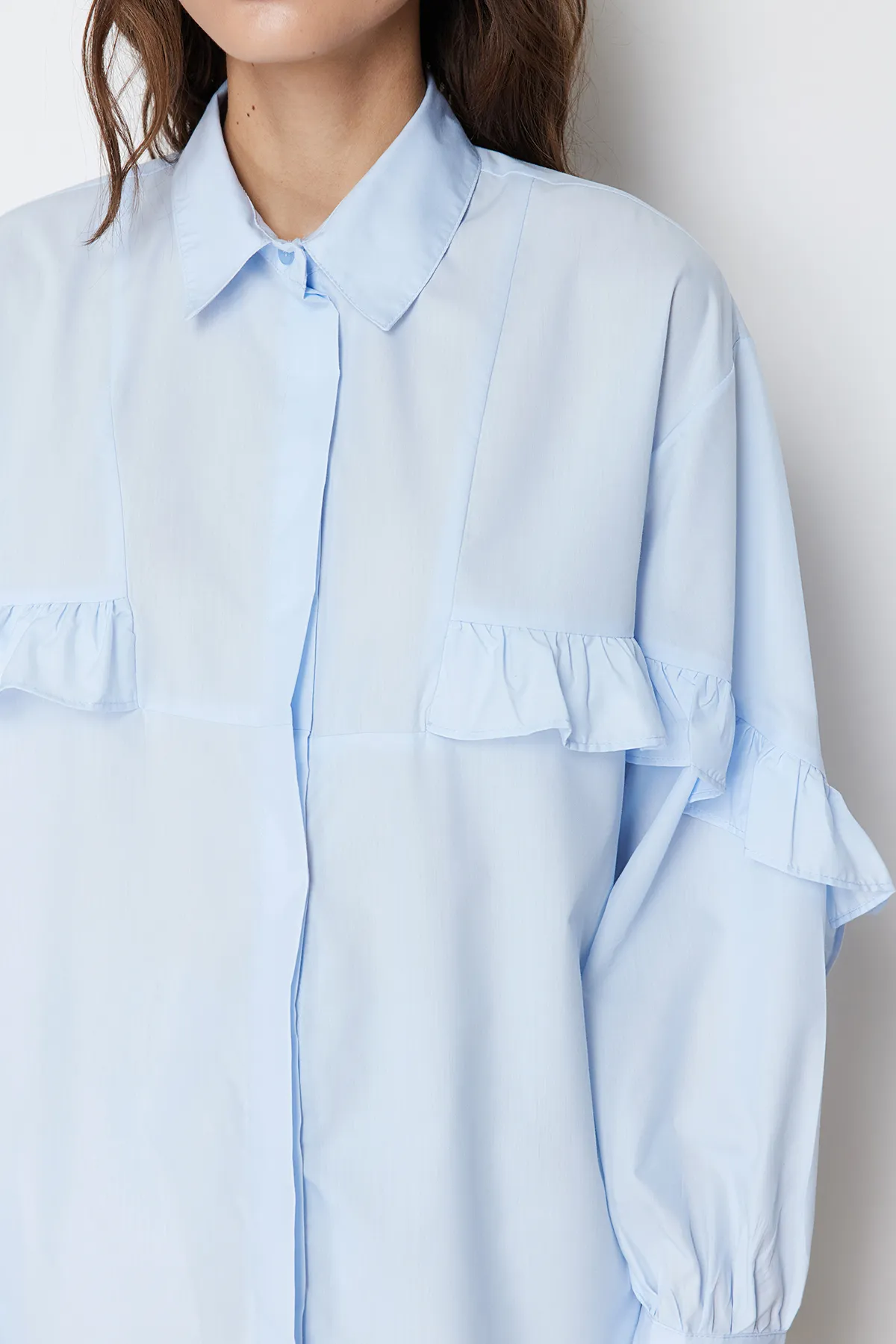 Trendyol Modest  Blaues Hemd aus gewebter Baumwolle mit Rüschendetail TCTSS24TG00019