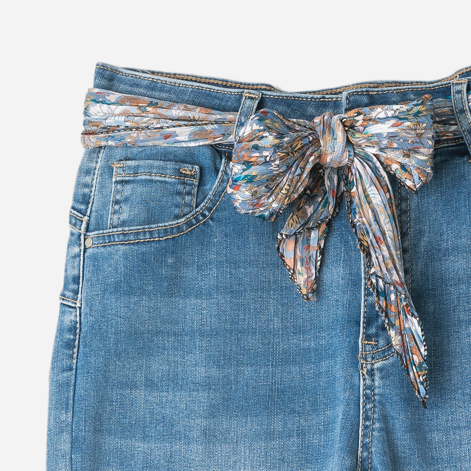 Jean slim TEXTO bleu délavé avec ceinture-foulard