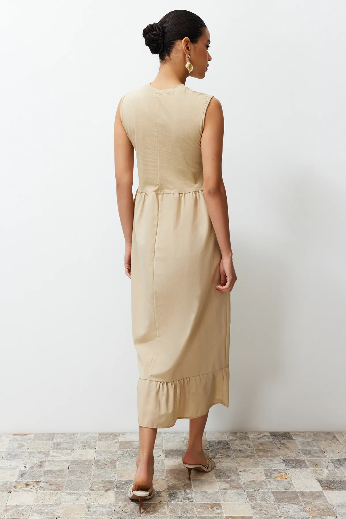 Trendyol Modest  Beigefarbenes, ärmelloses Rock-Rüschen-Single-Jersey-Popeline-Strickkleid TCTSS24EB00155