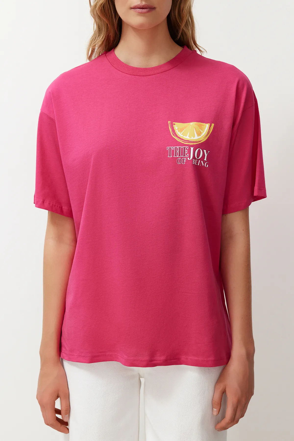 Trendyol Collection  Fuchsia-Pink, 100 % Baumwolle, bedrucktes Oversize-Strick-T-Shirt mit bequemer Passform auf der Rückseite und Vorderseite TWOSS24TS00233