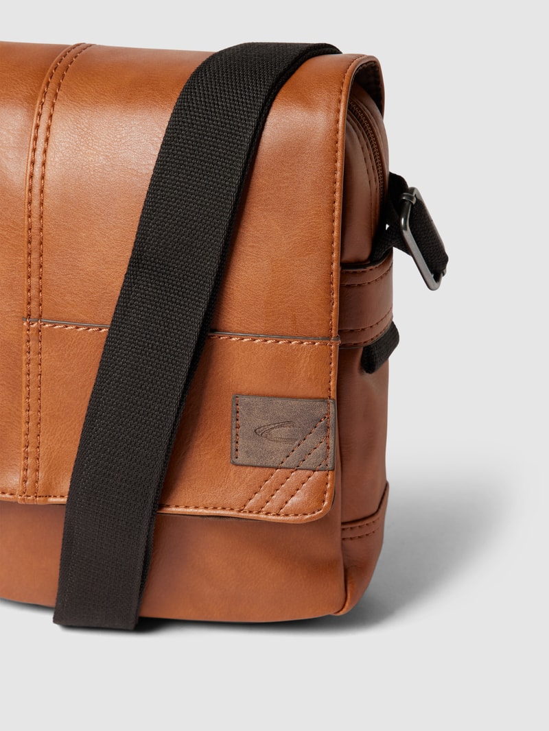 Umhängetasche mit Label-Patch in cognac