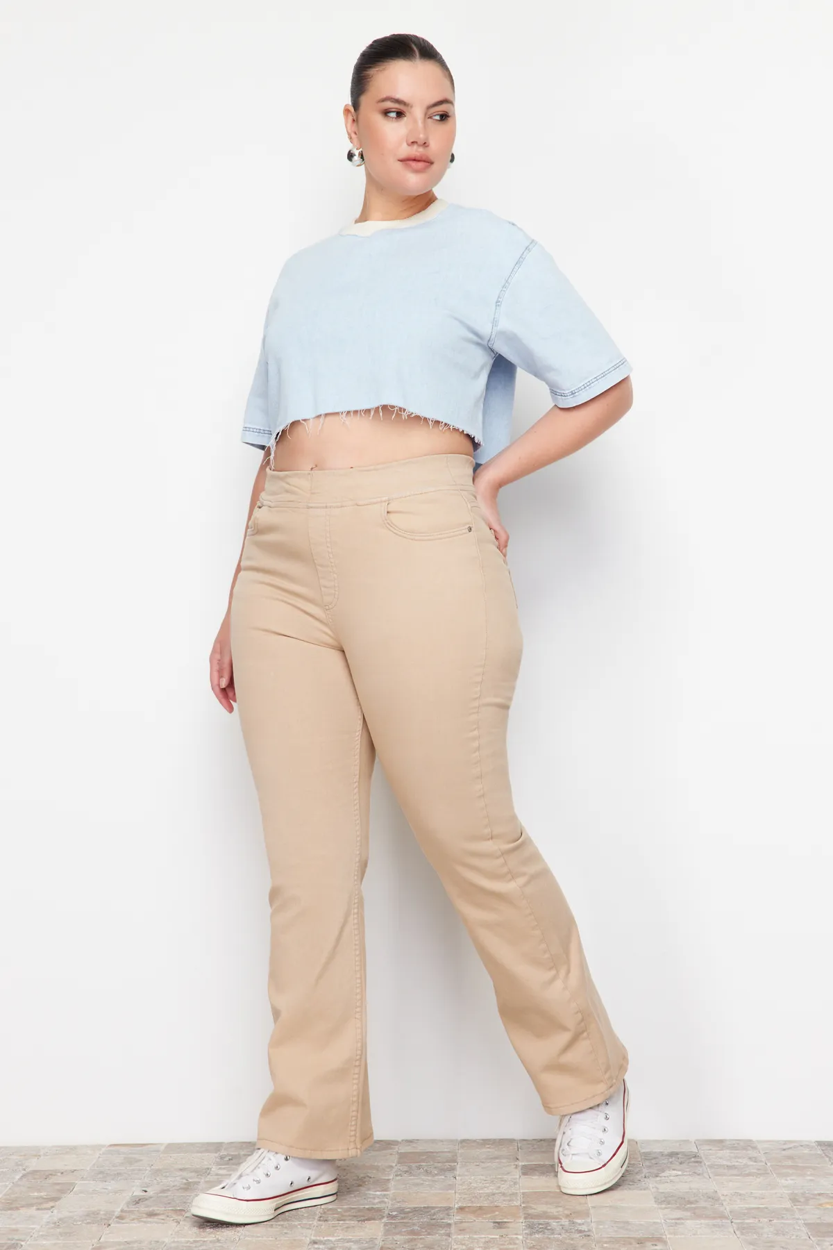 Trendyol Curve  Beigefarbene Jeans mit spanischem Bein und elastischem Bund TBBAW23CJ00060