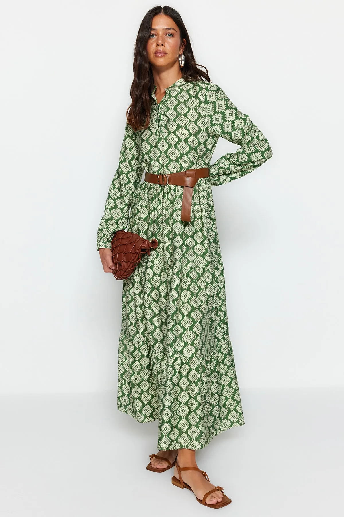 Trendyol Modest  Grünes, gewebtes Kleid mit Gürtelrock, Volant, Blumenmuster und Futter TCTSS23EB00111