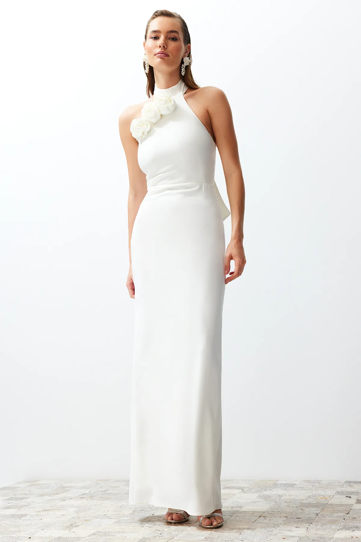 Trendyol Collection  Elegantes Braut-Abendkleid mit weißen Rosen und Details TPRSS24AE00011