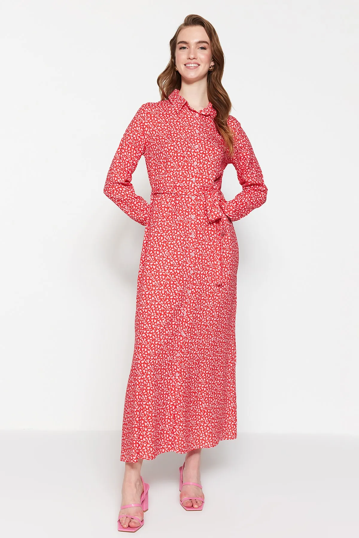 Trendyol Modest  Rosa Hemdblusenkleid aus 100 % gewebter Viskose mit Tiermuster und Gürtel TCTSS21EL3445