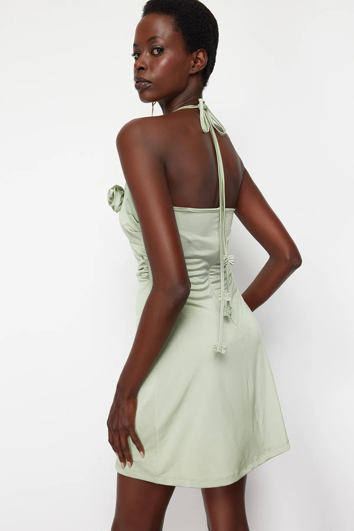 Trendyol Collection  Hellgrünes, tailliertes/Skater-Strickkleid mit Blumendetail, elegantes Abendkleid TPRSS24EL00107