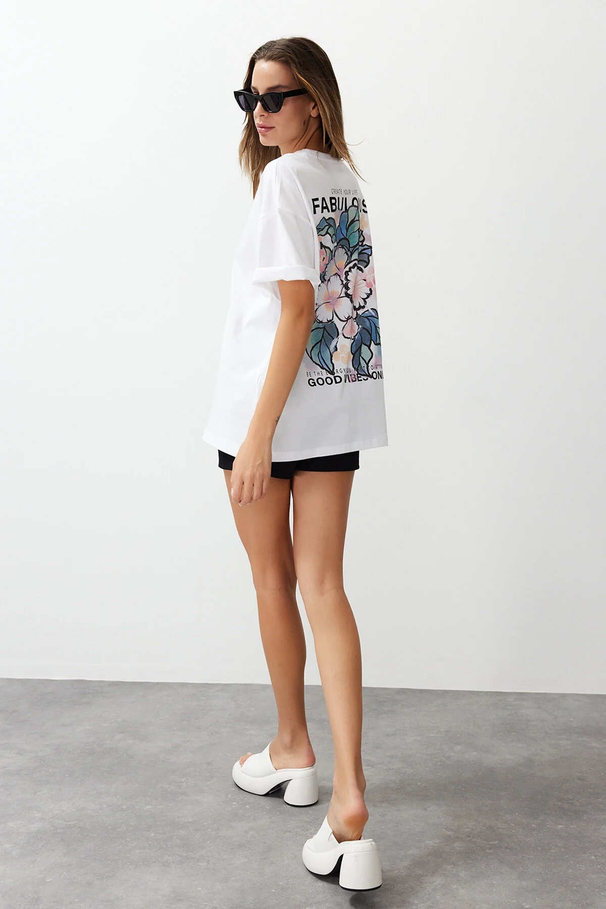 Trendyol Collection  Ecrufarbenes, übergroßes/weit geschnittenes Strick-T-Shirt aus 100 % Baumwolle mit Aufdruck auf Vorder- und Rückseite TWOSS24TS00183