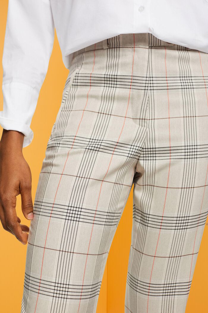 Verkürzte Karohose mit ausgestelltem Bein