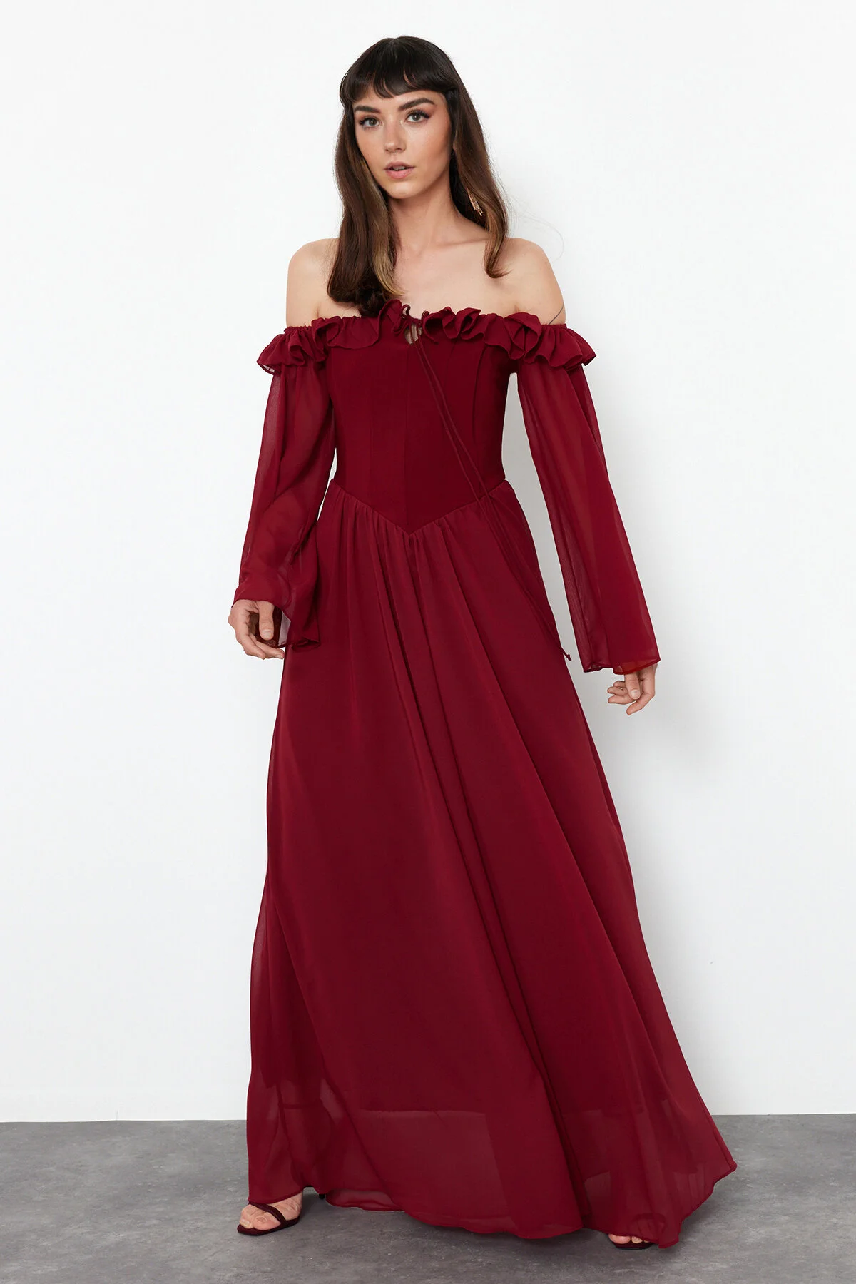 Trendyol Collection  Langes Abendkleid aus Burgunderrot mit Taillenöffnung/Skater-Chiffon TPRSS24AE0016