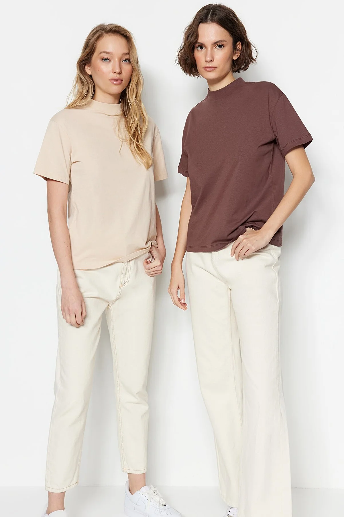 Trendyol Collection  Braun-Beige 2er-Pack Basic-Strick-T-Shirts mit Stehkragen aus 100 % Baumwolle TWOSS20TS1500