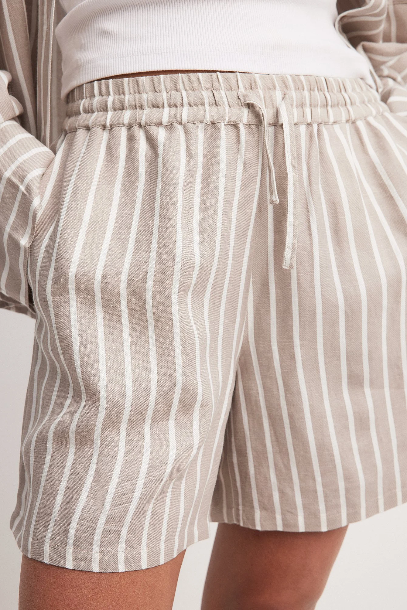 Weite Shorts mit halbhoher Taille aus Viskose-Mix