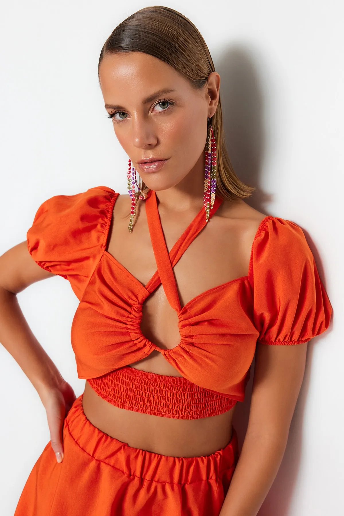 Trendyol Collection  Orangefarbenes, gewebtes Blusenrock-Set mit Cut-Outs und Fenstermuster TBESS23AU00180