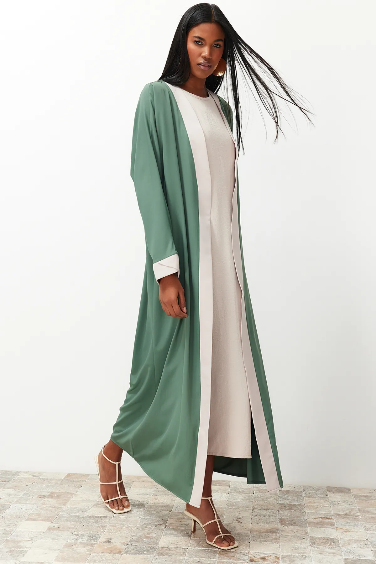 Trendyol Modest  Grüne, farblich blockierte, lange gewebte Kappe & Ferace & Abaya TCTSS24KF00009