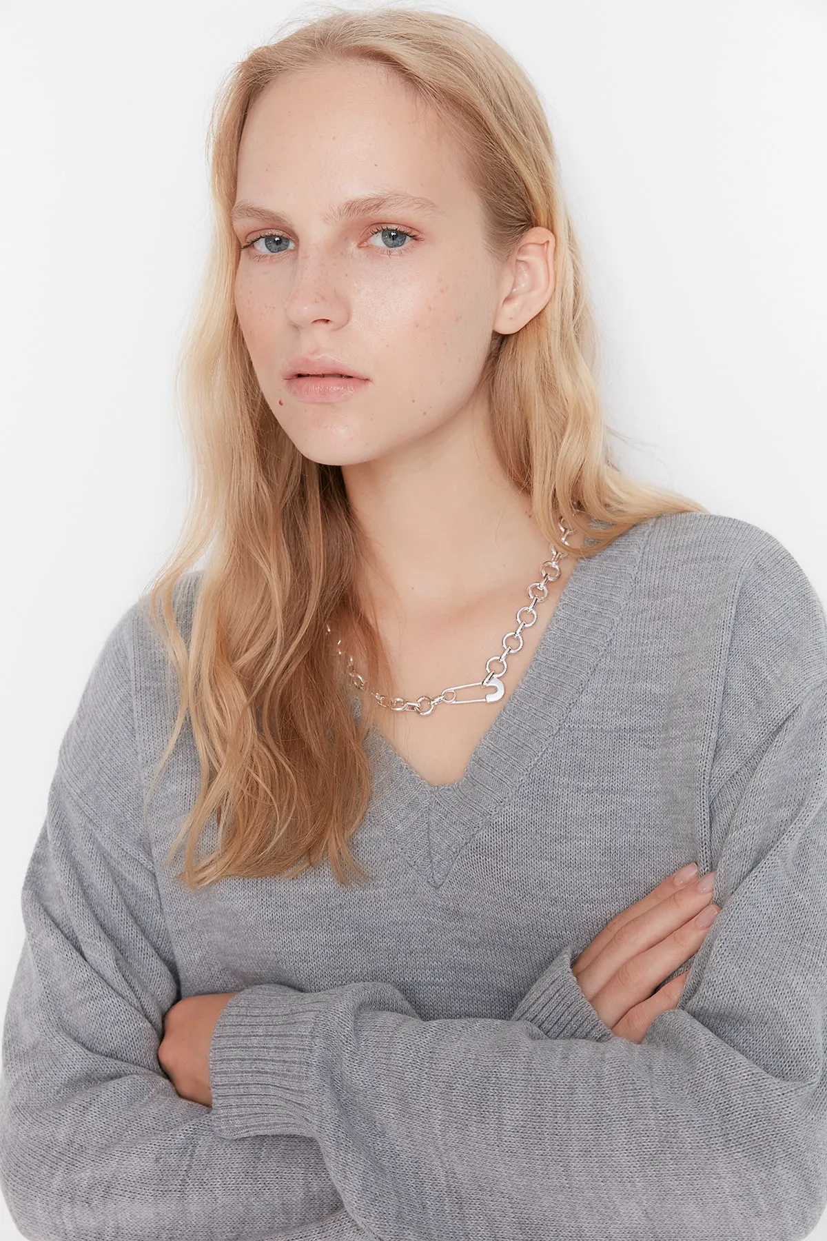 Trendyol Collection  Graues Strickoberteil- und -unterteil-Set mit V-Ausschnitt TWOAW23AU00087