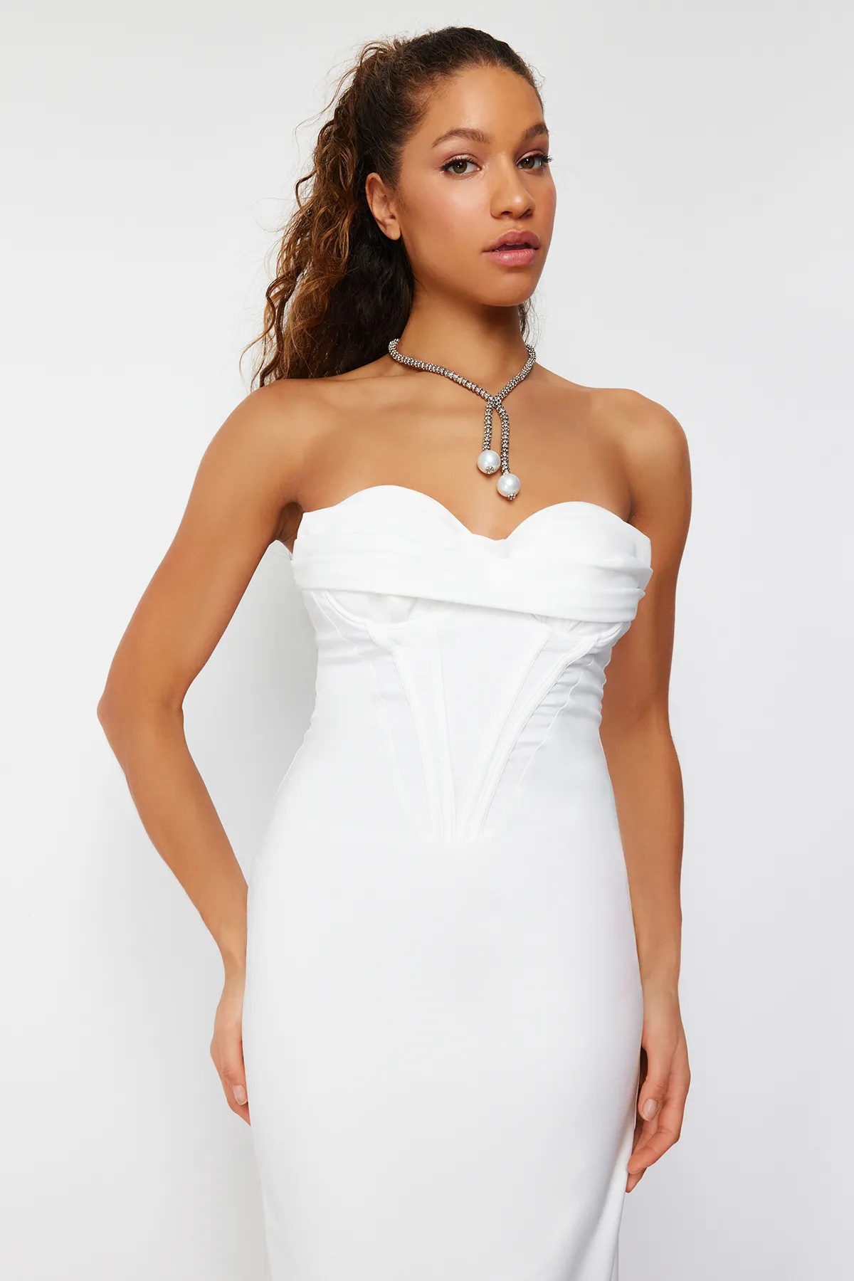 Trendyol Collection  Weißes, figurbetontes, gewebtes, gefüttertes Hochzeits-/Nikah-Elegantes Abendkleid TPRSS24EL00070