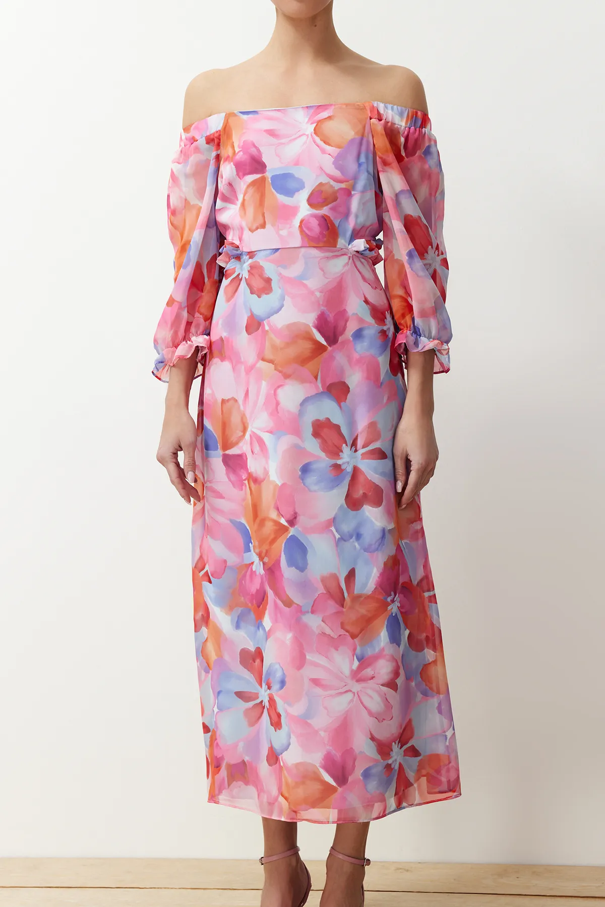 Trendyol Collection  Rosa geblümtes A-Linien-/Glockenkleid aus Chiffon mit Carmen-Kragen, gefüttertes Maxikleid aus Webstoff TWOSS23EL02422