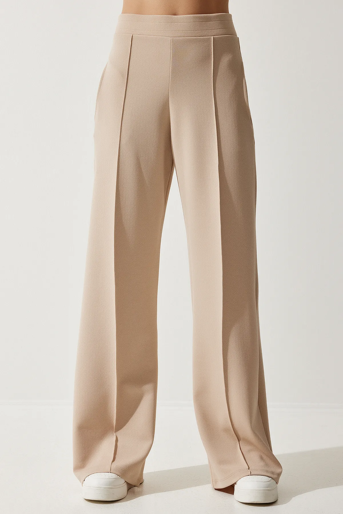 Happiness İstanbul  Cremefarbene Stretch-Jogginghose für Damen BF00090