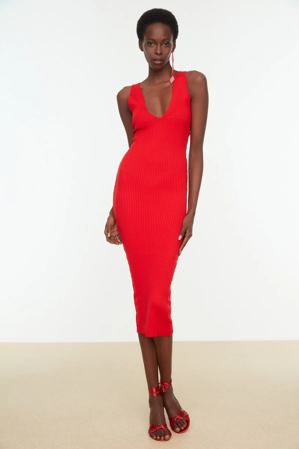 Trendyol Collection  Elegantes Abendkleid mit rotem Ausschnitt TPRAW22EL2458