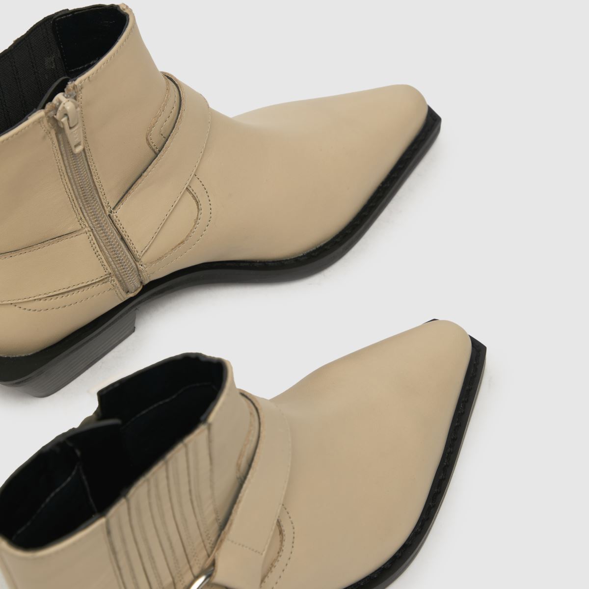 Schuh – Azlan – Vita westernstövlar med läderdetaljer