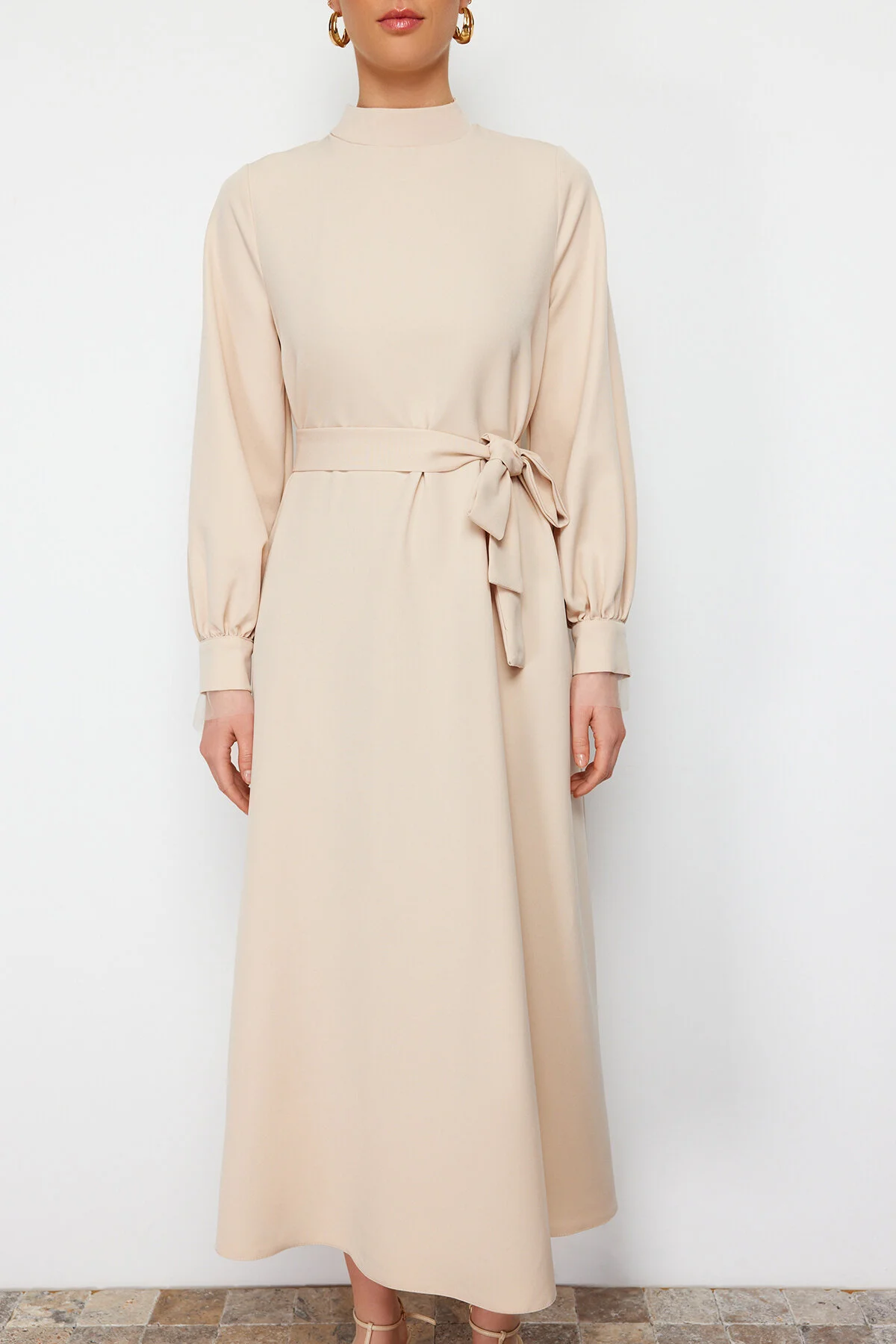 Trendyol Modest  Ecrufarbenes, gewebtes Kleid mit Stehkragen und Gürtel TCTSS24EB00174
