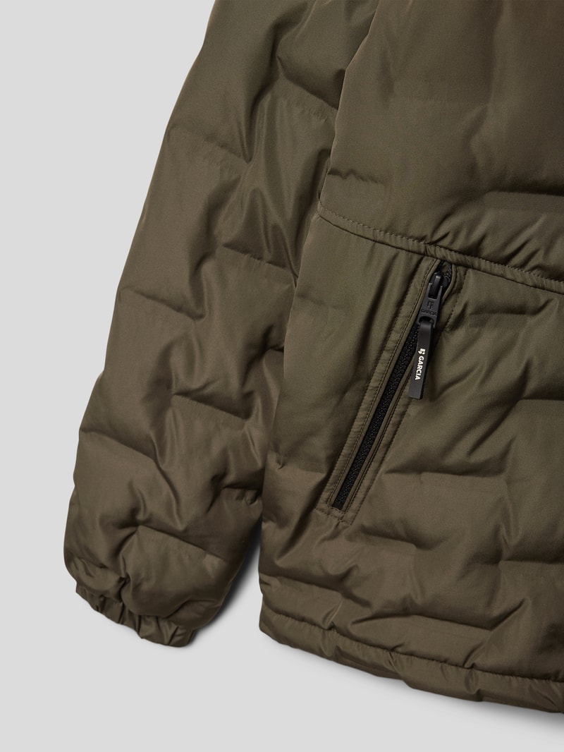 Steppjacke mit Label-Patch in olivgrün
