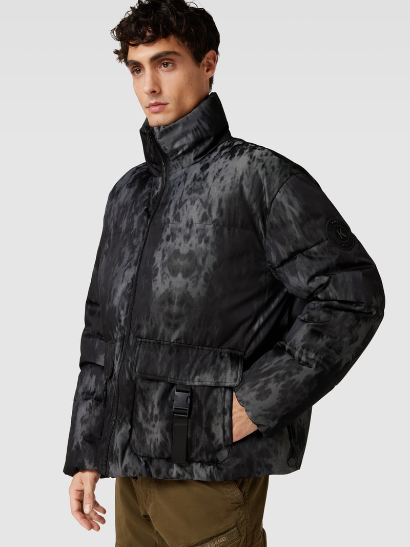 Steppjacke mit Pattentaschen in schwarz