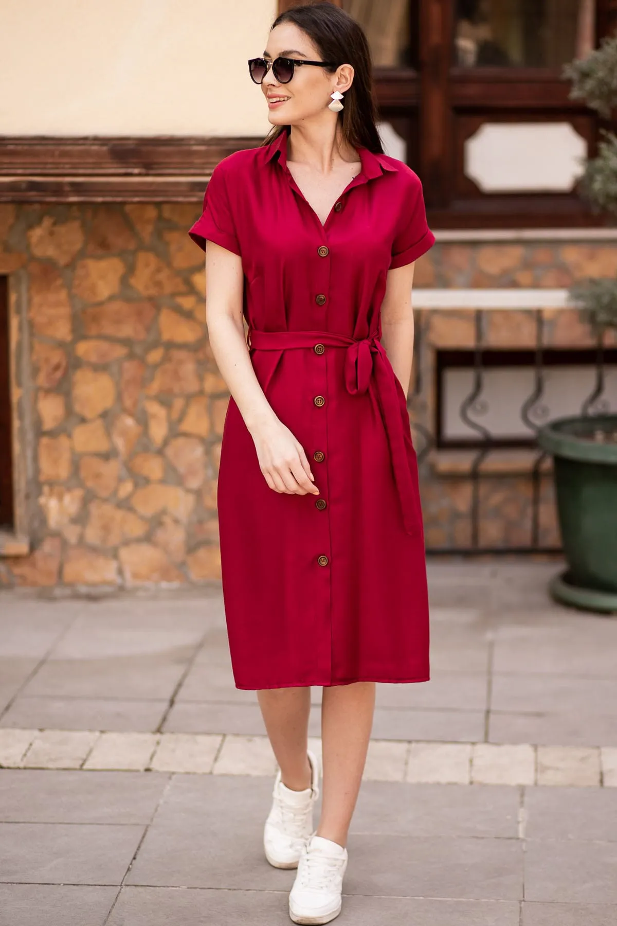 armonika  Burgunderrotes, kurzärmliges Hemdkleid mit Taillengürtel für Damen ARM-19Y001068