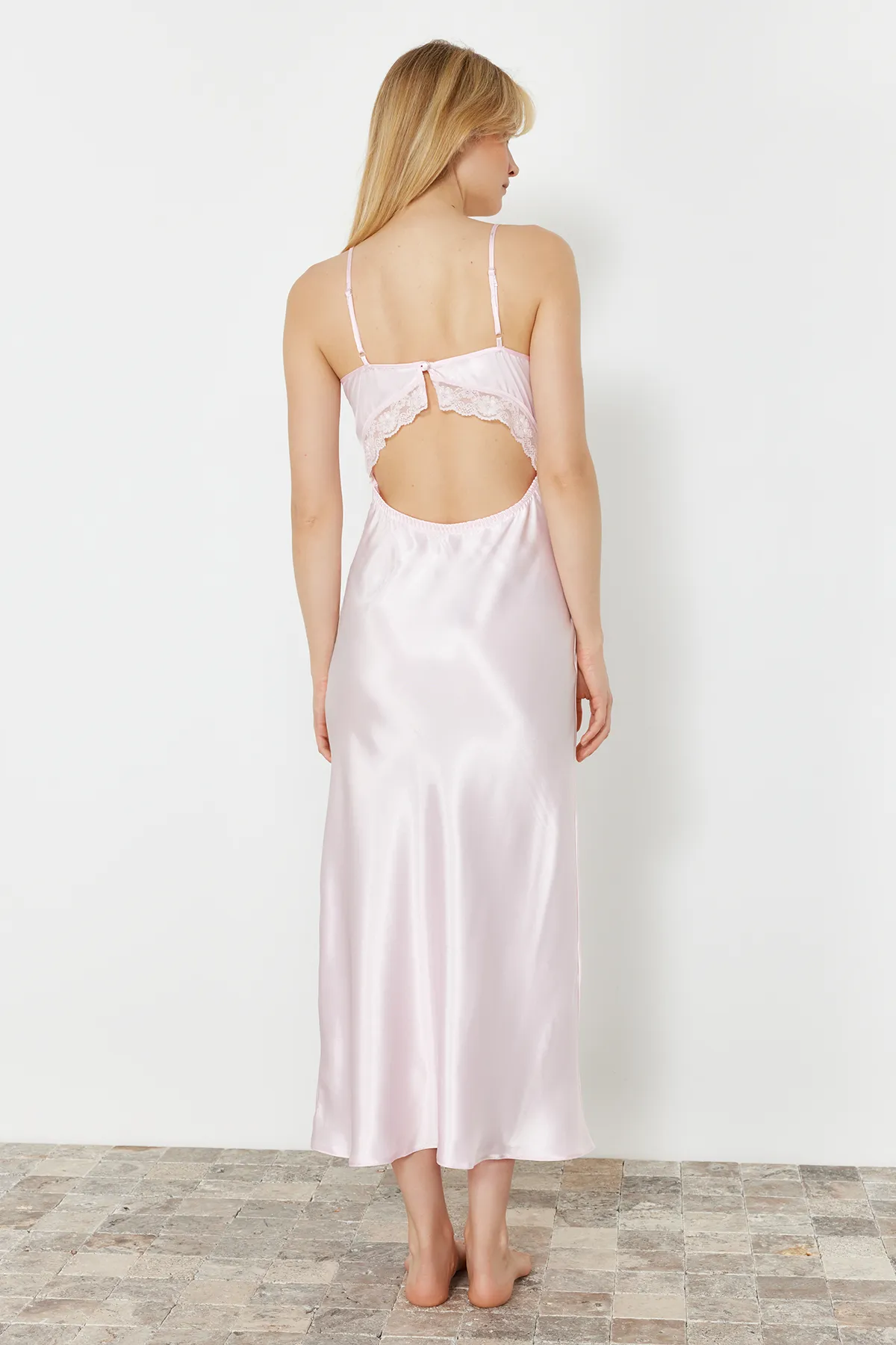 Trendyol Collection  Nachthemd aus gewebter rosa Spitze aus Satin – Seilriemen THMSS24GC00003