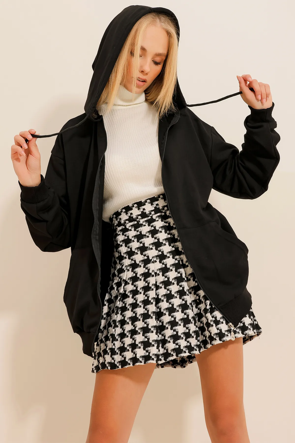 Trend Alaçatı Stili  Schwarzes saisonales Damen-Sweatshirt mit Kapuze, doppelter Tasche und Reißverschluss ALC-667-001