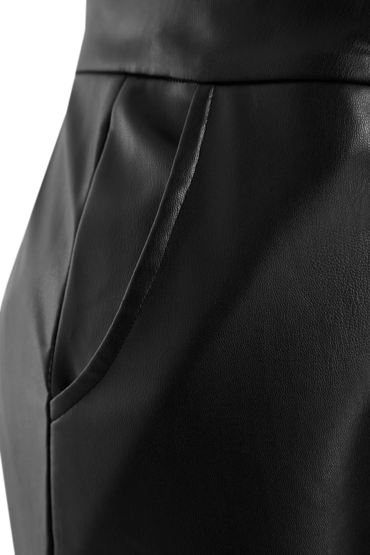 Trendyol Curve  Schwarze, weit geschnittene Hose aus gewebtem Kunstleder