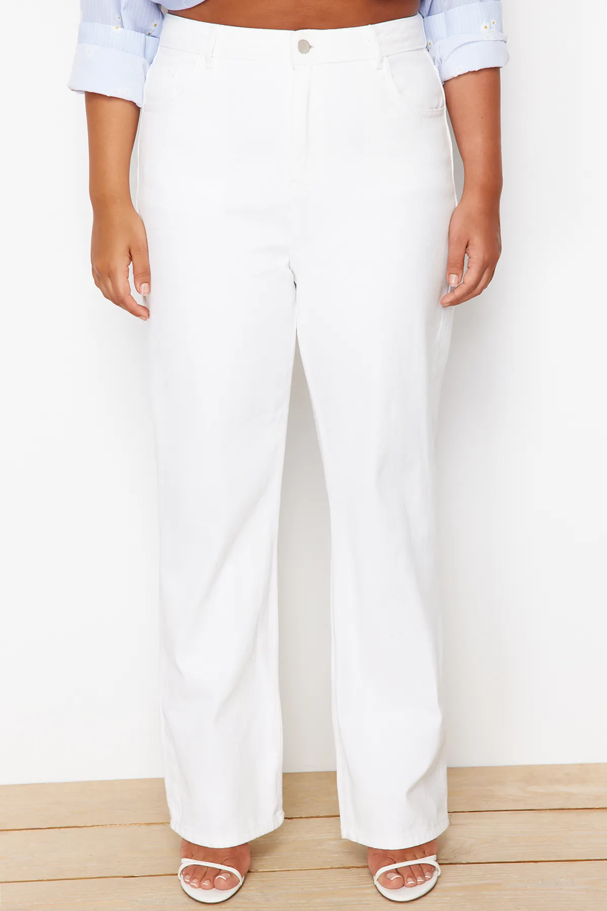 Trendyol Curve  Weiße Jeanshose mit hoher Taille - Pipe Leg TBBSS24CJ00058