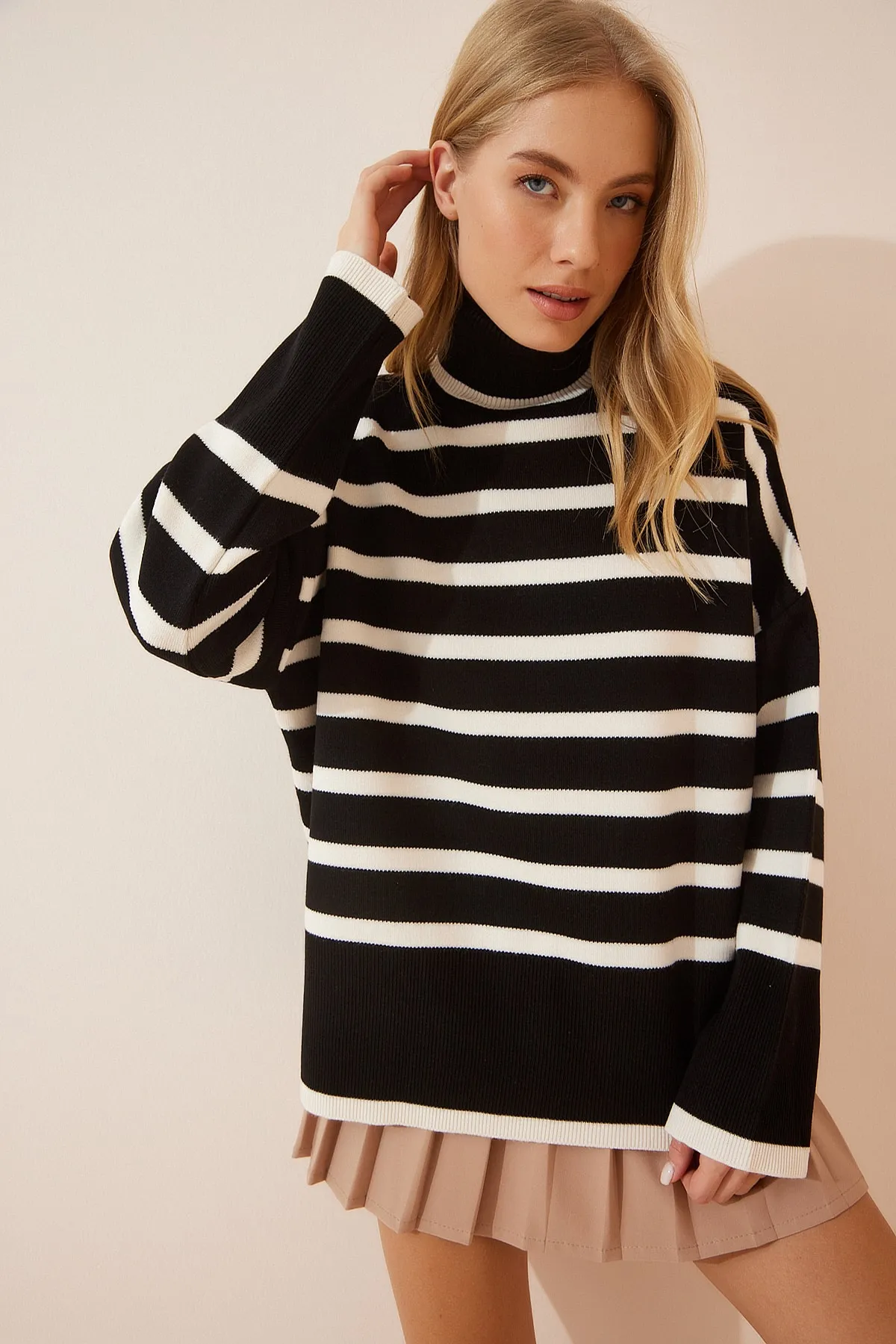 Happiness İstanbul  Übergroßer, gestreifter Rollkragenpullover für Damen in Knochenschwarz BV00014