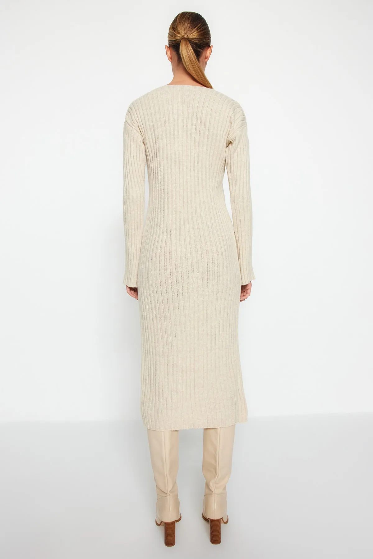 Trendyol Collection  Steinfarbenes Midi-Strickkleid mit V-Ausschnitt TWOAW24EL00066