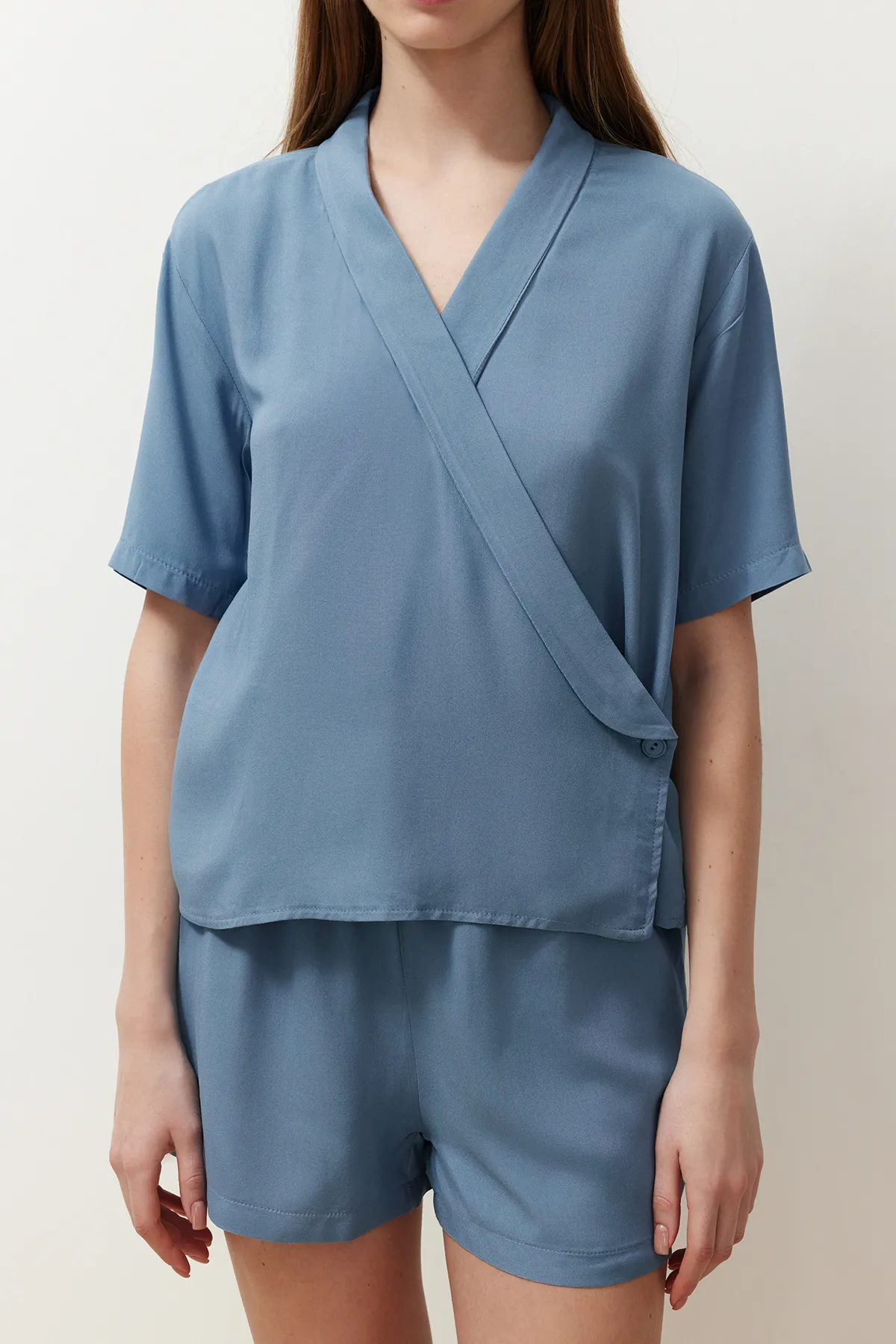 Trendyol Collection  Blaues geknöpftes zweireihiges Pyjama-Set aus gewebter Viskose mit Kragen THMSS24PT00148
