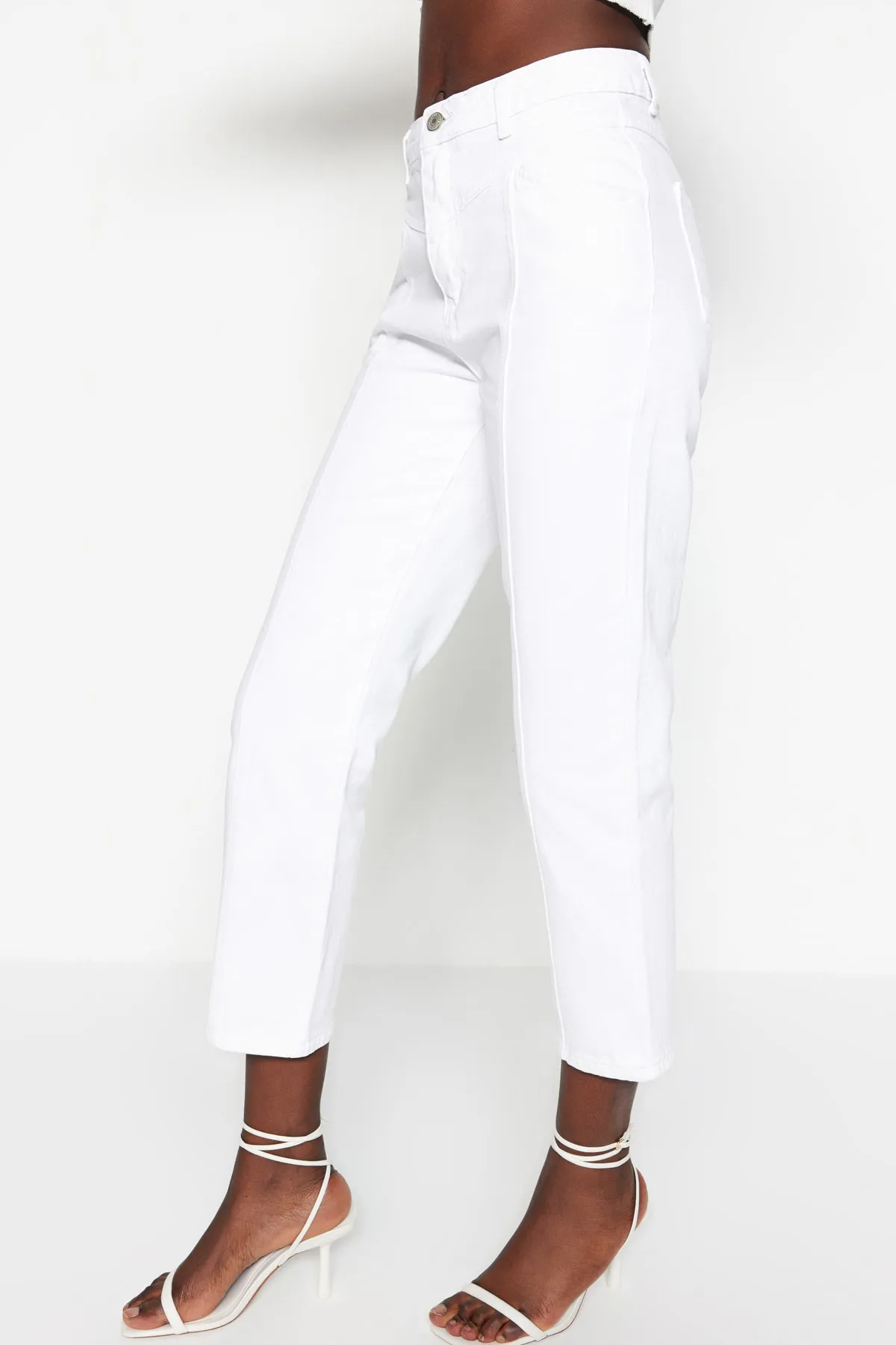 Trendyol Collection  Weiße High Waist Straight Jeans mit Taillendetail TWOSS20JE0425