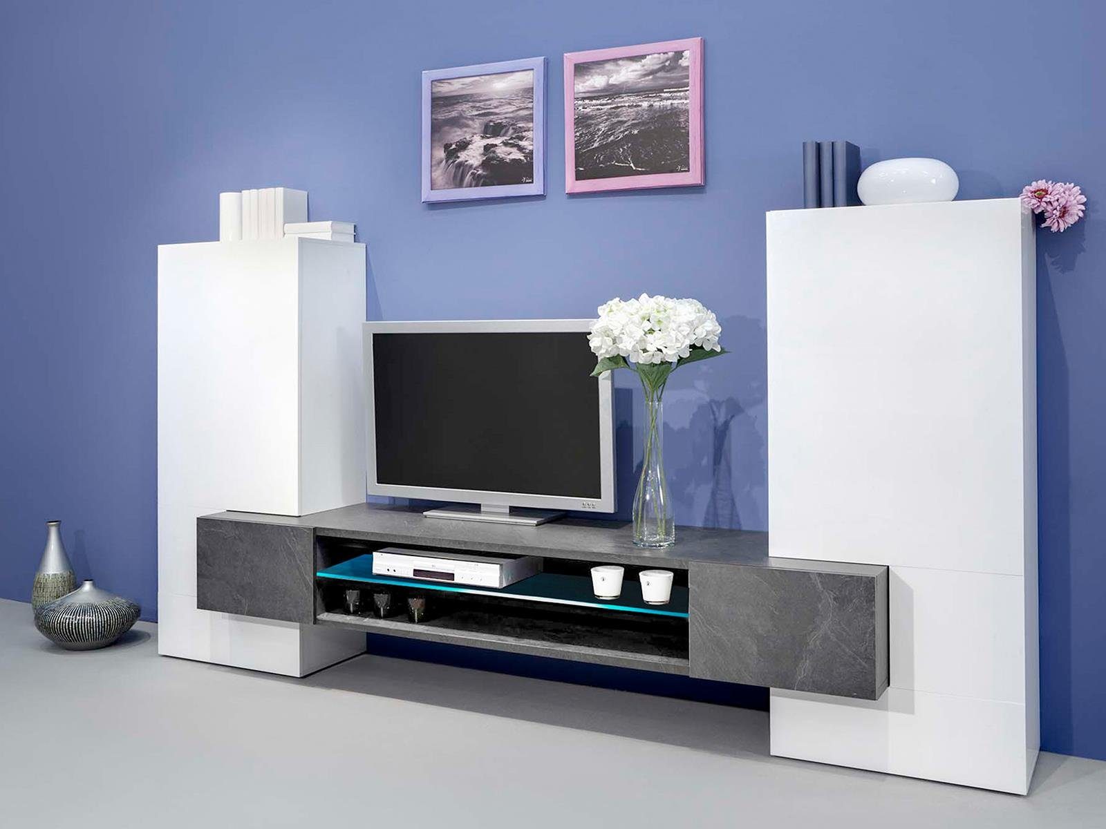 möbelando Wohnwand Akka, Moderne Wohnwand aus Spanplatte in weiß-Hochglanz und Schiefer Nachbildung bestehend aus, TV-Hängelowboard mit 2 Türen und 2 Schränke mit je 1 Tür dahinter 3 Böden. Breite 271,6 cm, Höhe 143 cm, Tiefe 46 cm.