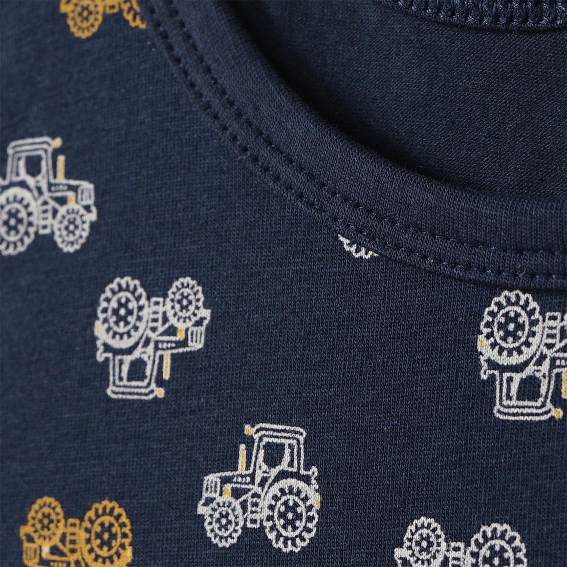 2 Jungen Unterhemden mit Trecker-Print