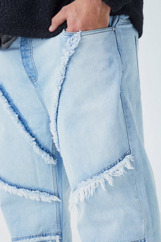 Plus lockere Schlagjeans mit ausgefranstem Saum