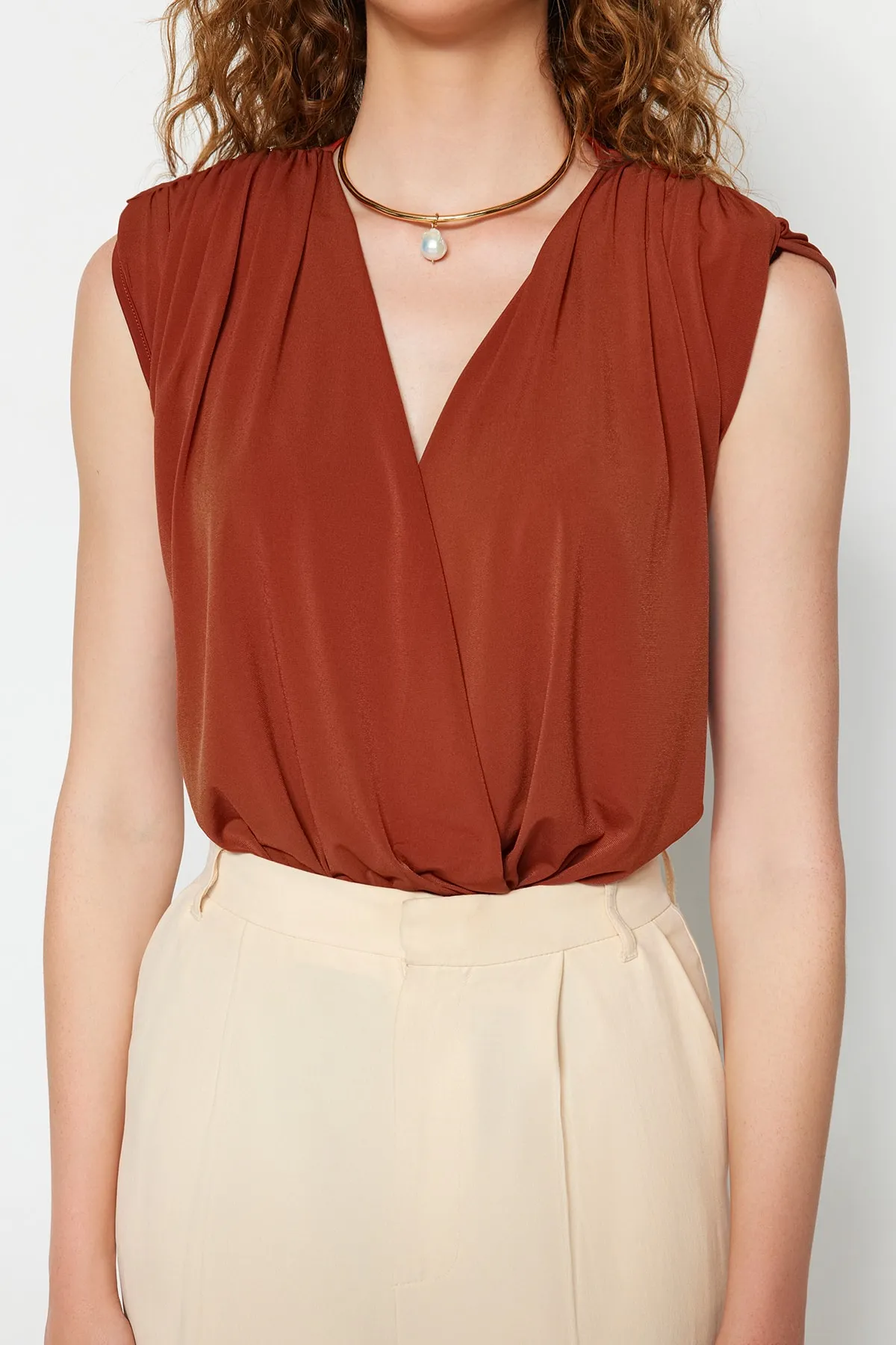 Trendyol Collection  Zimtfarbener, gepolsterter, zweireihiger Kragen, flexibler Strickbody mit Druckknöpfen TWOSS23BD00007