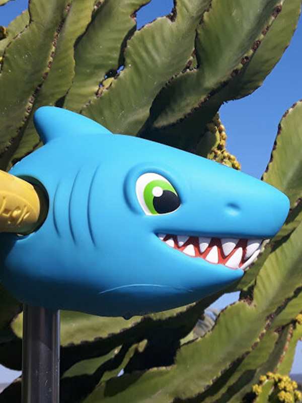 Tête de trottinette requin bleu