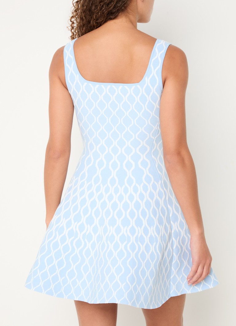 Rochie scurtă Maje din material fin tricotat cu imprimeu