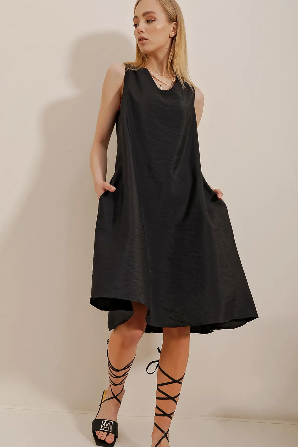 Trend Alaçatı Stili  Schwarzes Aerobin-Webkleid mit V-Ausschnitt und doppelten Taschen für Damen ALC-X10341