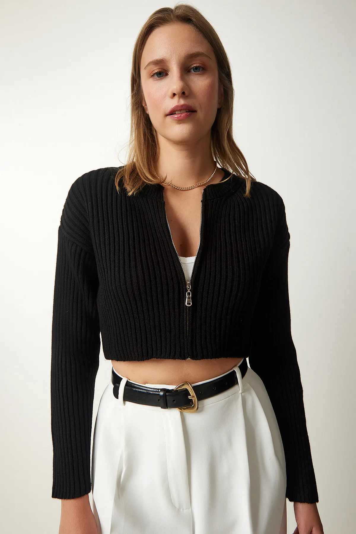 Happiness İstanbul  Schwarzer gerippter Crop-Strick-Cardigan mit Reißverschluss für Damen PF00053