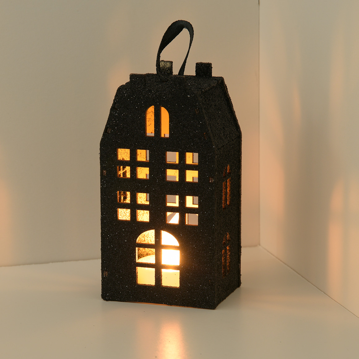Dekohaus mit LED-Kerze