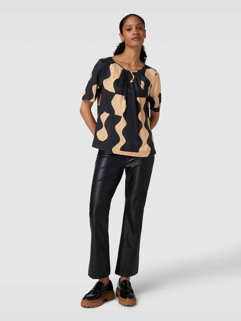 Blusenshirt aus Viskose mit Allover-Muster in camel
