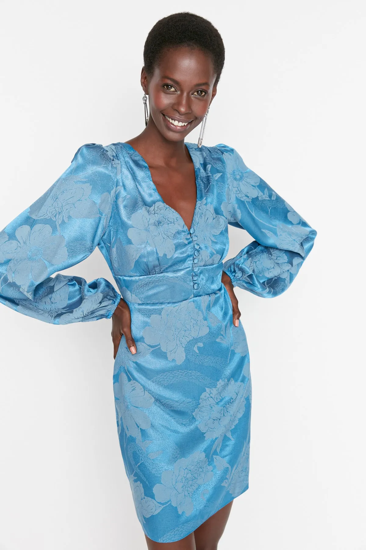 Trendyol Collection  Elegantes Abendkleid mit blauen Knöpfen und Details TPRSS20EL1519