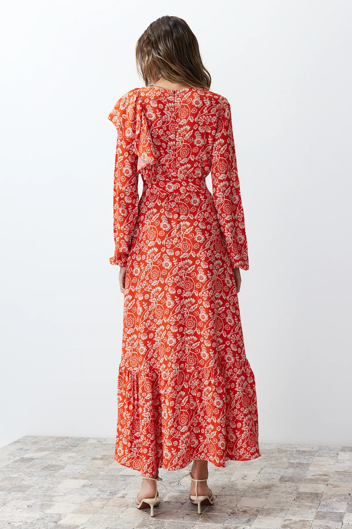 Trendyol Modest  Rotes, mit Blumen gefüttertes, Rüschen-detailliertes, gewebtes Kleid mit Gürtel TCTSS24EB00069